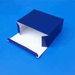 Confezione in cartoncino blu lucido