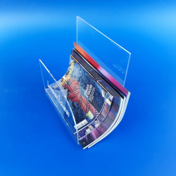 Porta riviste autoportanti da terra in plexiglass