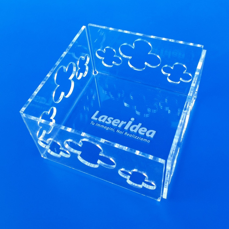 Portatovaglioli con intagli in plexiglass