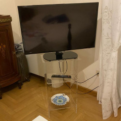 Tavolino TV con top superiore in plexiglass spess. 8 mm