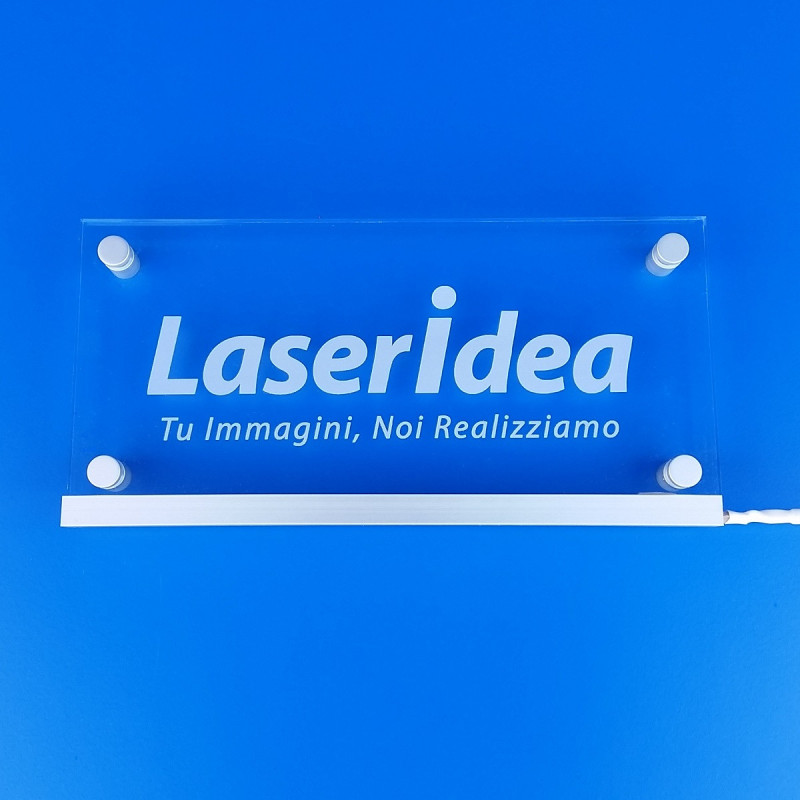 Insegna in plexiglass illuminata lunghezza fino a 120 cm