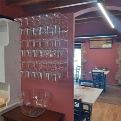 Porta calici in plexiglass da parete con fori per il fissaggio