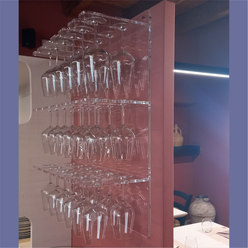 Porta calici in plexiglass da parete con fori per il fissaggio