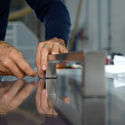 Binario ammortizzato per porta scorrevole in plexiglass