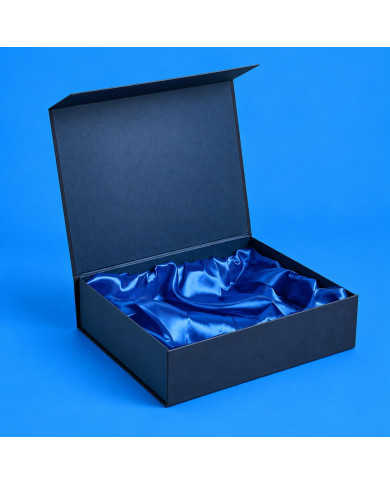 Astuccio blu soft touch aperto con interno in raso blu