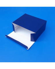 Scatola in cartoncino blu lucido aperta, con interno bianco e alette di chiusura