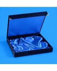 Astuccio in velluto blu aperto con interno in raso blu per gagliardetti e targhe
