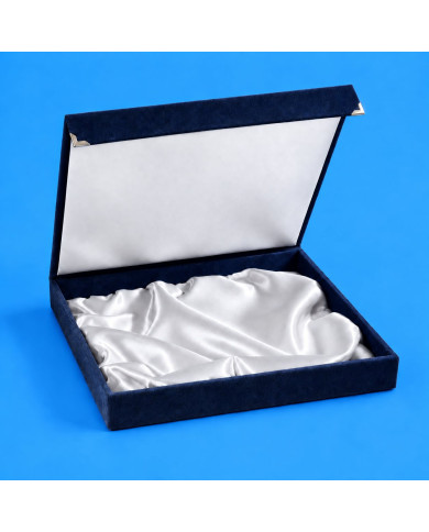 Astuccio in velluto blu aperto con interno in raso bianco per targhe e gagliardetti
