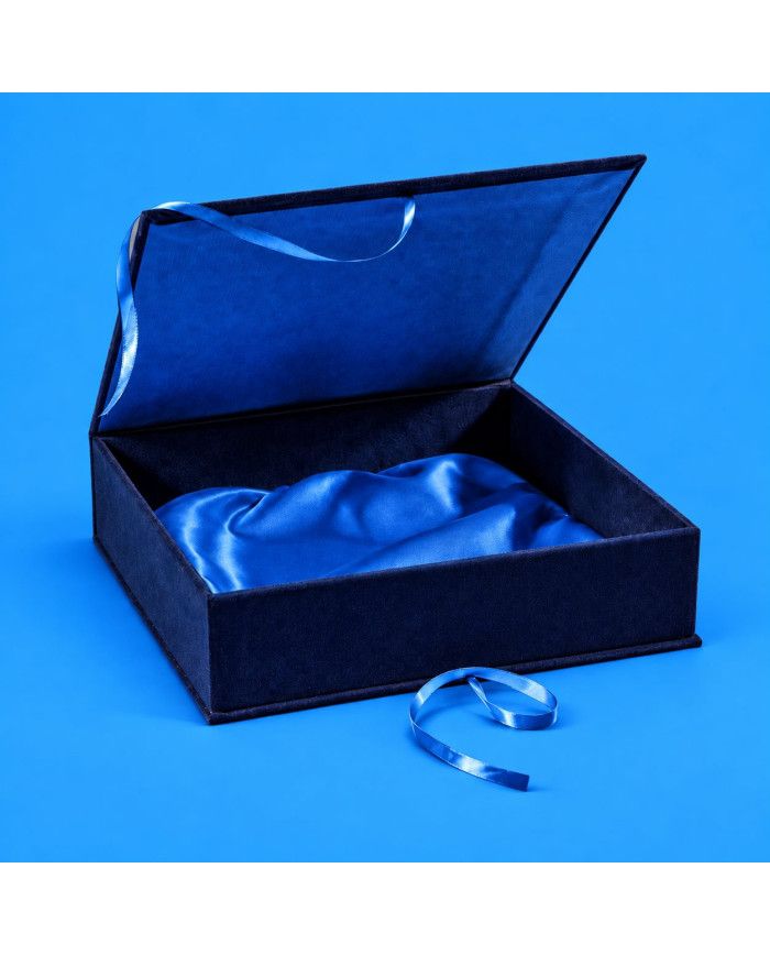 Cofanetto rettangolare in velluto blu aperto con interno in raso blu e nastro di chiusura