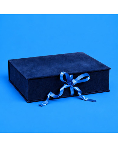 Cofanetto rettangolare in velluto blu chiuso con fiocco in nastro blu