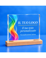 Trofeo in plexiglass con base in faggio e stampa multicolore personalizzabile con logo e testo