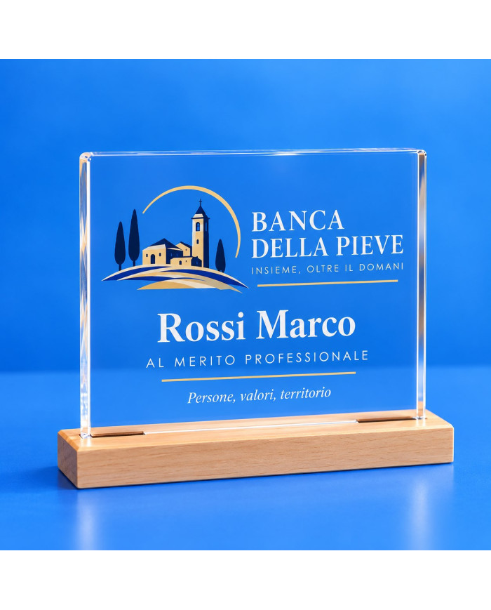 Trofeo orizzontale in plexiglass trasparente con base in faggio e personalizzazione aziendale
