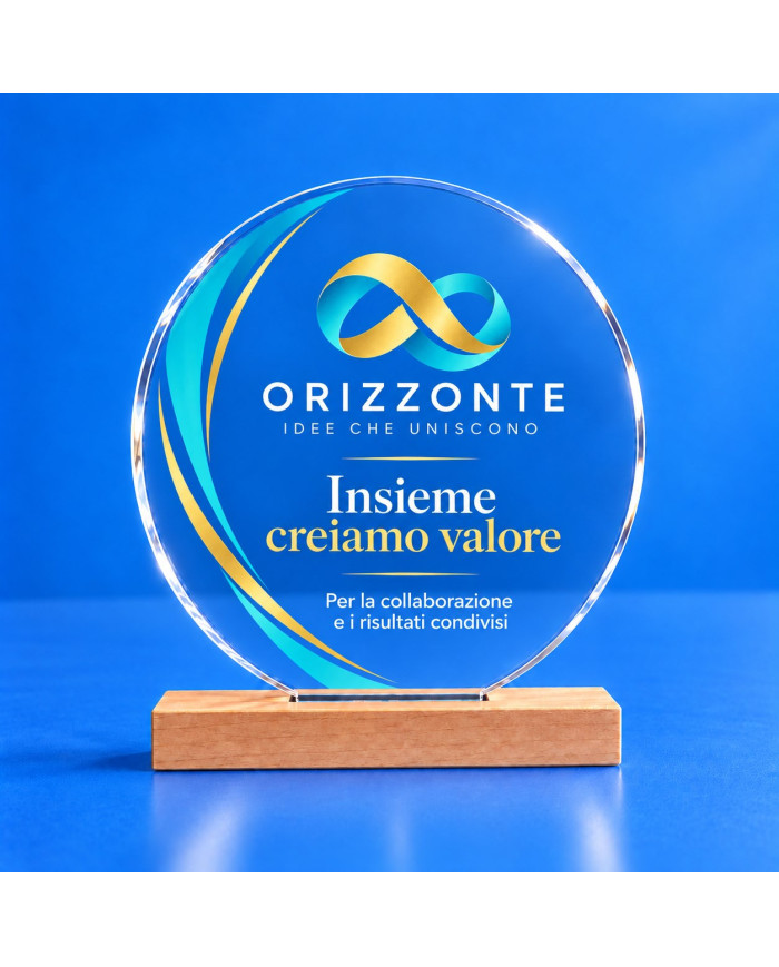 Trofeo tondo in plexiglass trasparente con base in faggio e esempio di logo e testo personalizzati
