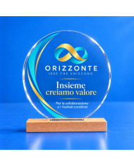 Trofeo tondo in plexiglass trasparente con base in faggio e esempio di logo e testo personalizzati