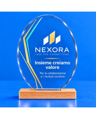 Trofeo ovale verticale in plexiglass trasparente con logo e testo di esempio Nexora