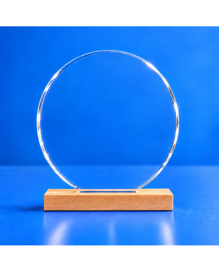 Targa premio tonda in plexiglass trasparente senza grafica, con base in faggio naturale su sfondo blu