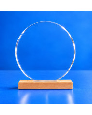 Targa premio tonda in plexiglass trasparente senza grafica, con base in faggio naturale su sfondo blu