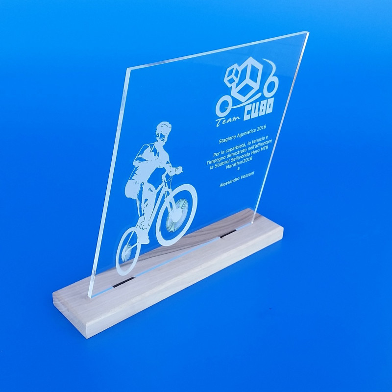 Trofeo in plexiglass e legno personalizzabile