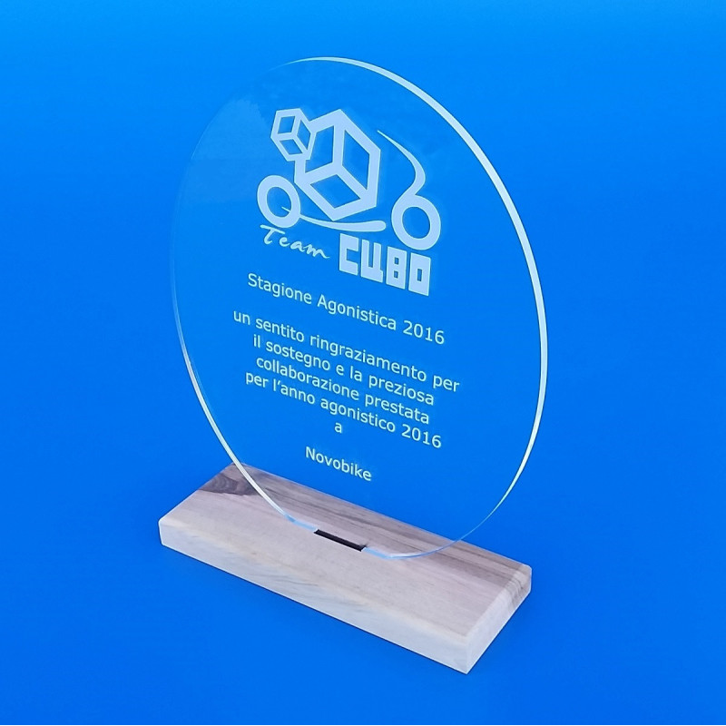 Trofeo in plexiglass e legno personalizzabile