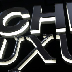 Insegna in plexiglass luminosa a led con lettere a rilievo