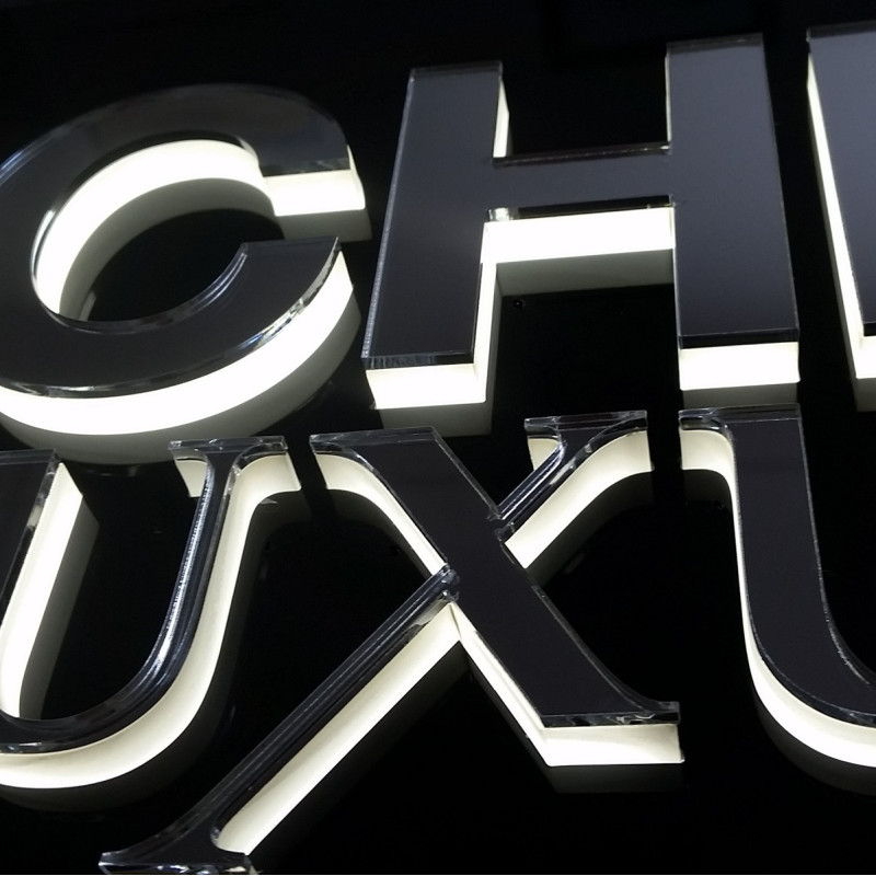 Insegna in plexiglass luminosa a led con lettere a rilievo