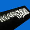 Insegna in plexiglass luminosa a led con lettere a rilievo