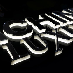 Insegna in plexiglass luminosa a led con lettere a rilievo