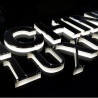 Insegna in plexiglass luminosa a led con lettere a rilievo