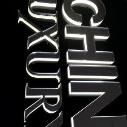 Insegna in plexiglass luminosa a led con lettere a rilievo