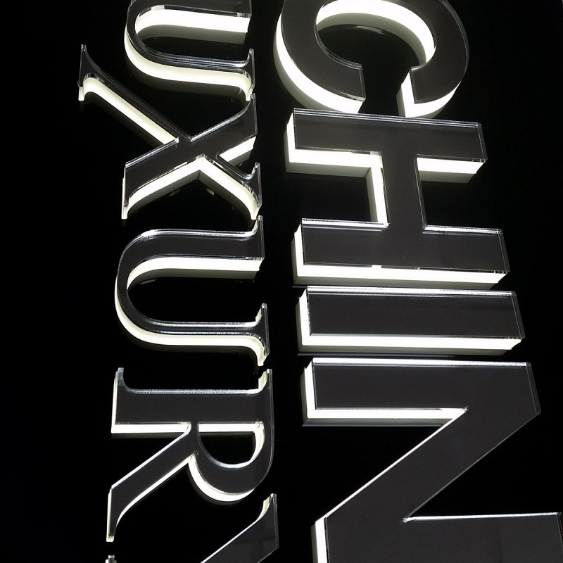 Insegna in plexiglass luminosa a led con lettere a rilievo