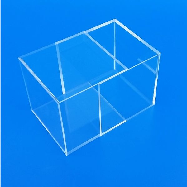 Cubo in plexiglass trasparente su misura dove inserire al suo interno gli  articoli da esporre